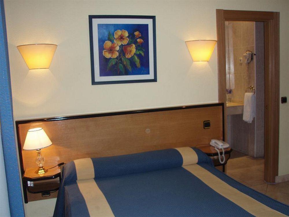 Hostal Buenos Aires Madrid Exterior photo