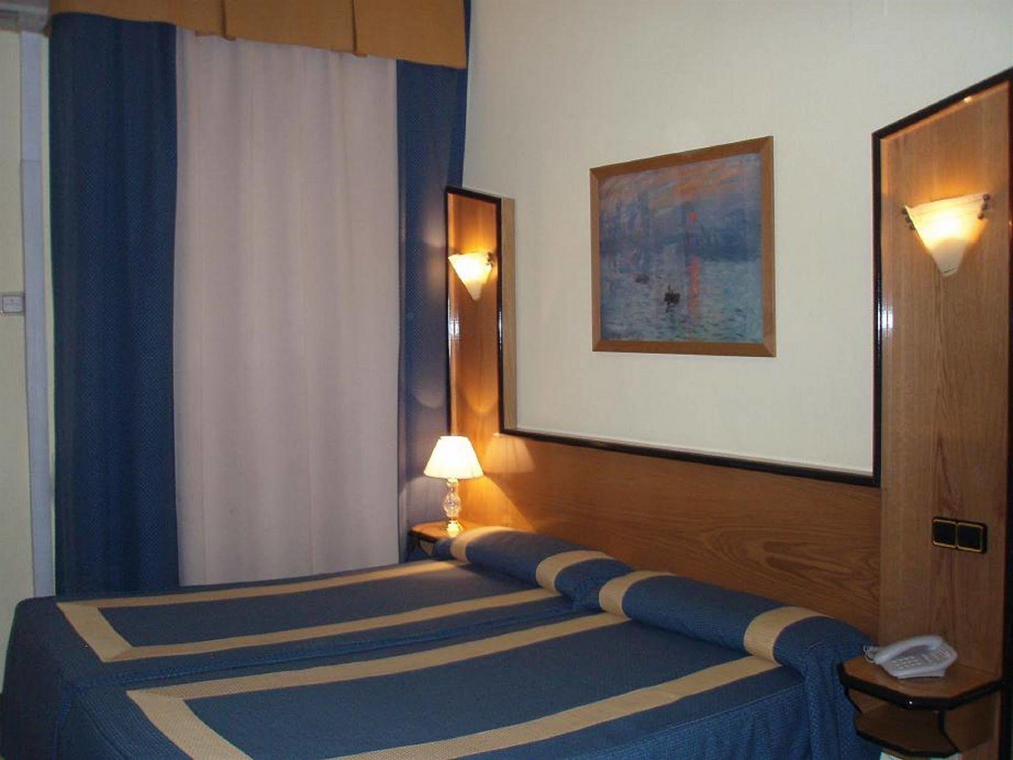 Hostal Buenos Aires Madrid Exterior photo